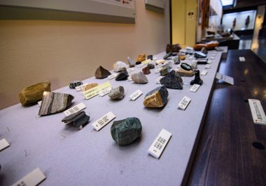 Japonya 'nın Okinawa ilinin başkenti Naha' daki Okinawa İlçe Müzesi ve Sanat Müzesi 'nde 28 Şubat 2018' de sanat eserlerinin sergilenmesi