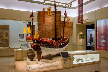 Japonya 'nın Okinawa ilinin başkenti Naha' daki Okinawa İlçe Müzesi ve Sanat Müzesi 'nde 28 Şubat 2018' de sanat eserlerinin sergilenmesi