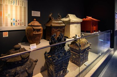 Japonya 'nın Okinawa ilinin başkenti Naha' daki Okinawa İlçe Müzesi ve Sanat Müzesi 'nde 28 Şubat 2018' de sanat eserlerinin sergilenmesi