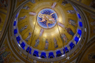 Sırbistan 'ın başkenti Belgrad' da 7 Aralık 2024 'te yapılan freskler ve altın mozaiklerle süslenmiş Aziz Sava Kilisesi' nin iç dekorasyonu.