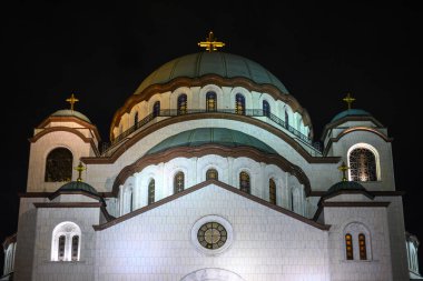 Sırbistan 'ın başkenti Belgrad' daki dünyanın en büyük Ortodoks Hıristiyan kiliselerinden biri olan Aziz Sava kilisesinin gece manzarası