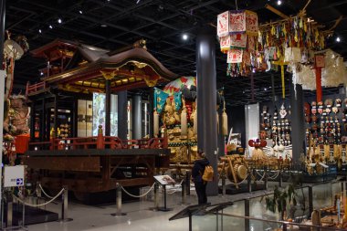 Dünyanın en büyük etnoloji müzelerinden biri olan Minpaku Ulusal Etnoloji Müzesi 'nde 2 Şubat 2018 tarihinde Japonya' nın Osaka kentindeki Expo Anma Parkı 'nda sergilendi.