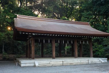 Meiji Jingu Shinto tapınağının toprakları. İmparator Meiji ve karısı İmparatoriçe Shoken 'in Japonya' daki tanrılaştırılmış ruhlarına adanmıştır.