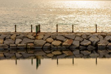 Osaka Körfezi 'ndeki beton bloklar kıyı şeridini Osaka, Japonya' daki yüksek dalga ve tsunamilerden koruyor.