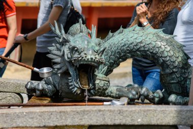 Japonya 'nın Kyoto kentindeki Kiyomizu dera tapınağında 1 Nisan 2018 tarihinde ejderha şekilli arıtma suyu çeşmesi kuruldu.