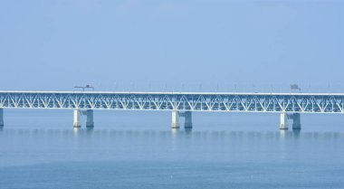 Sky Gate Köprüsü, Kansai Uluslararası Havalimanı Erişim Köprüsü, Japonya 'nın Osaka kentinde bulunan yapay bir adada bulunan Kansai Uluslararası Havalimanı' na bağlanıyor.