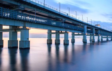 Sky Gate Köprüsü, Kansai Uluslararası Havalimanı Erişim Köprüsü, Japonya 'nın Osaka kentinde bulunan yapay bir adada bulunan Kansai Uluslararası Havalimanı' na bağlanıyor.