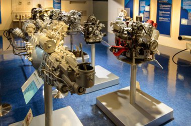 Otomobil motorları 20 Aralık 2017 tarihinde Japonya 'nın Hiroşima kentindeki Mazda araba müzesi ve montaj fabrikasında sergilendi.