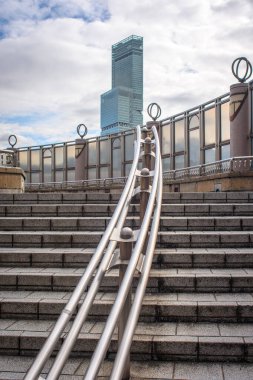 Abeno Harukas Osaka, Japonya 'daki Tennoji Koğuşunda 28 Aralık 2017 tarihinde 300 metre yüksekliğiyle Osaka' nın en yüksek gökdelenidir.