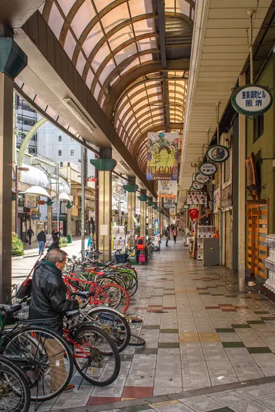 Güney Osaka 'daki Shinsekai Mahallesi. 28 Aralık 2017' de birçok restoran, dükkan, bar ve pachinko salonu ile ünlü.