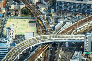 Osaka şehir merkezi, 28 Aralık 2017 'de Japonya' nın Osaka kentindeki Abeno Harukas gökdeleninden hava manzarası