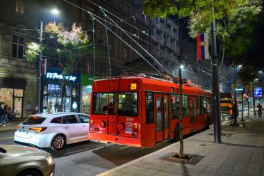 Belgrad Toplu Taşımacılık Şirketi 'nin (GSP Beograd) Belgrad şehir merkezindeki Trolleybus, Sırbistan' ın başkenti 8 Kasım 2024