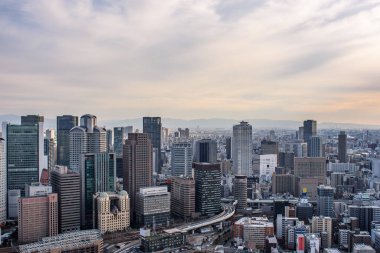 25 Kasım 2017 'de Japonya' nın Osaka kentindeki Umeda Gökyüzü Binası gözlem güvertesinden Osaka şehir manzarası