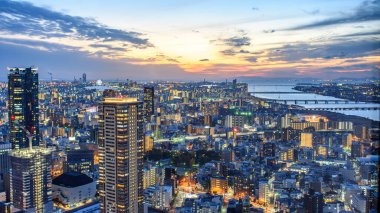 25 Kasım 2017 'de Japonya' nın Osaka kentindeki Umeda Gökyüzü Binası gözlem güvertesinden Osaka şehir manzarası