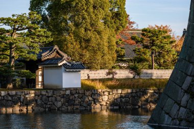 Japonya 'nın Kyoto şehrindeki Nijo kalesinin eski Japon Tokugawa Shogun konutunun iç duvarları ve hendeği 12 Kasım 2017