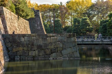 Japonya 'nın Kyoto şehrindeki Nijo kalesinin eski Japon Tokugawa Shogun konutunun iç duvarları ve hendeği 12 Kasım 2017