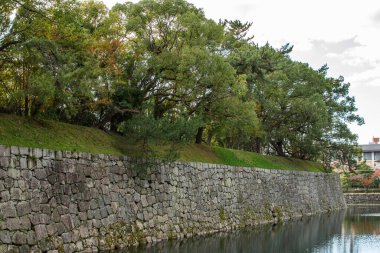 Japonya 'nın Kyoto şehrindeki Nijo kalesinin eski Japon Tokugawa Shogun konutunun iç duvarları ve hendeği 12 Kasım 2017