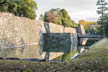 Japonya 'nın Kyoto şehrindeki Nijo kalesinin eski Japon Tokugawa Shogun konutunun iç duvarları ve hendeği 12 Kasım 2017