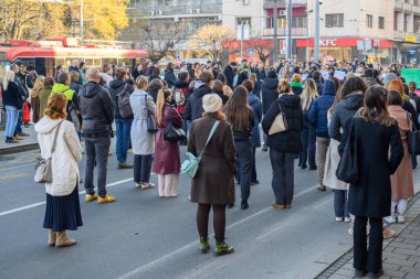Sırp öğrenciler 19 Aralık 2024 'te Sırbistan' ın Belgrad kentindeki Belgrad Üniversitesi önünde Novi Sad tren istasyonu trajedisi sonrasında hükümet yolsuzluğunu protesto ettiler