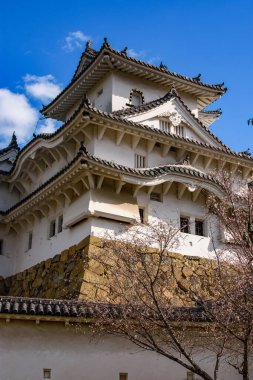 Japonya 'nın Kansai bölgesindeki Hyogo ilinin Himeji şehrindeki güzel Himeji Şatosu sonbahar sezonu boyunca