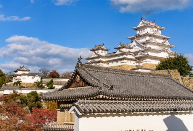Japonya 'nın Kansai bölgesindeki Hyogo ilinin Himeji şehrindeki güzel Himeji Şatosu sonbahar sezonu boyunca
