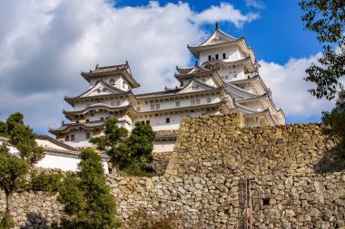 Japonya 'nın Kansai bölgesindeki Hyogo ilinin Himeji şehrindeki güzel Himeji Şatosu sonbahar sezonu boyunca
