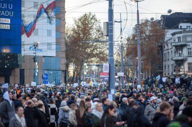 Sırp öğrenci ve vatandaşlar, 22 Aralık 2024 'te Sırbistan' ın başkenti Belgrad 'daki Slavija meydanında meydana gelen Novi Sad tren istasyonu kazası sonrasında hükümet yolsuzluğunu protesto ettiler