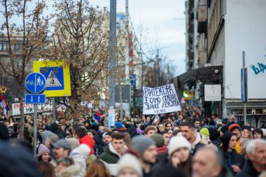 Sırp öğrenci ve vatandaşlar, 22 Aralık 2024 'te Sırbistan' ın başkenti Belgrad 'daki Slavija meydanında meydana gelen Novi Sad tren istasyonu kazası sonrasında hükümet yolsuzluğunu protesto ettiler