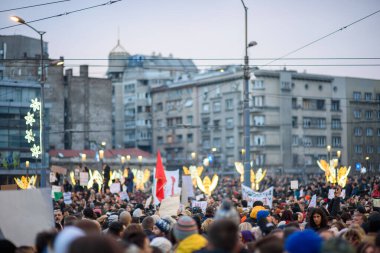 Sırp öğrenci ve vatandaşlar, 22 Aralık 2024 'te Sırbistan' ın başkenti Belgrad 'daki Slavija meydanında meydana gelen Novi Sad tren istasyonu kazası sonrasında hükümet yolsuzluğunu protesto ettiler