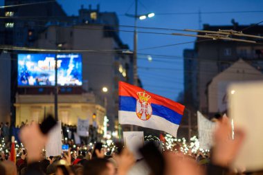 Sırp öğrenci ve vatandaşlar, 22 Aralık 2024 'te Sırbistan' ın başkenti Belgrad 'daki Slavija meydanında meydana gelen Novi Sad tren istasyonu kazası sonrasında hükümet yolsuzluğunu protesto ettiler
