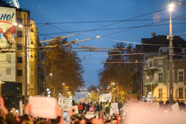 Sırp öğrenci ve vatandaşlar, 22 Aralık 2024 'te Sırbistan' ın başkenti Belgrad 'daki Slavija meydanında meydana gelen Novi Sad tren istasyonu kazası sonrasında hükümet yolsuzluğunu protesto ettiler