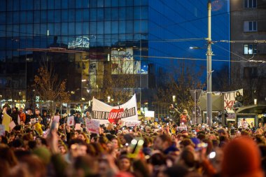 Sırp öğrenci ve vatandaşlar, 22 Aralık 2024 'te Sırbistan' ın başkenti Belgrad 'daki Slavija meydanında meydana gelen Novi Sad tren istasyonu kazası sonrasında hükümet yolsuzluğunu protesto ettiler