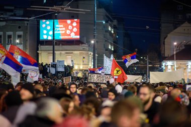 Sırp öğrenci ve vatandaşlar, 22 Aralık 2024 'te Sırbistan' ın başkenti Belgrad 'daki Slavija meydanında meydana gelen Novi Sad tren istasyonu kazası sonrasında hükümet yolsuzluğunu protesto ettiler