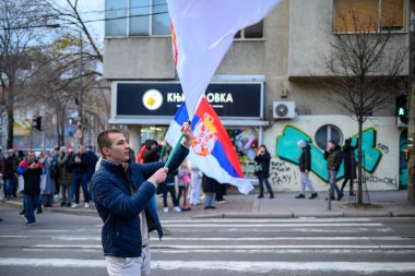 Sırp öğrenci ve vatandaşlar, 22 Aralık 2024 'te Sırbistan' ın başkenti Belgrad 'daki Slavija meydanında meydana gelen Novi Sad tren istasyonu kazası sonrasında hükümet yolsuzluğunu protesto ettiler