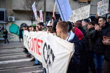 Sırp öğrenci ve vatandaşlar, 22 Aralık 2024 'te Sırbistan' ın başkenti Belgrad 'daki Slavija meydanında meydana gelen Novi Sad tren istasyonu kazası sonrasında hükümet yolsuzluğunu protesto ettiler
