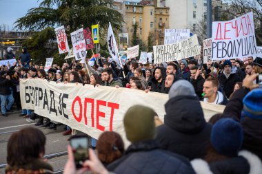 Sırp öğrenci ve vatandaşlar, 22 Aralık 2024 'te Sırbistan' ın başkenti Belgrad 'daki Slavija meydanında meydana gelen Novi Sad tren istasyonu kazası sonrasında hükümet yolsuzluğunu protesto ettiler