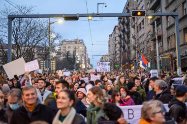 Sırp öğrenci ve vatandaşlar, 22 Aralık 2024 'te Sırbistan' ın başkenti Belgrad 'daki Slavija meydanında meydana gelen Novi Sad tren istasyonu kazası sonrasında hükümet yolsuzluğunu protesto ettiler