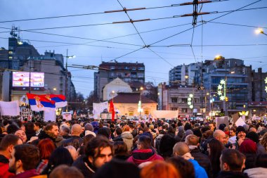 Sırp öğrenci ve vatandaşlar, 22 Aralık 2024 'te Sırbistan' ın başkenti Belgrad 'daki Slavija meydanında meydana gelen Novi Sad tren istasyonu kazası sonrasında hükümet yolsuzluğunu protesto ettiler