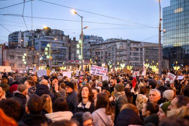 Sırp öğrenci ve vatandaşlar, 22 Aralık 2024 'te Sırbistan' ın başkenti Belgrad 'daki Slavija meydanında meydana gelen Novi Sad tren istasyonu kazası sonrasında hükümet yolsuzluğunu protesto ettiler