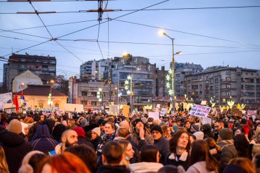 Sırp öğrenci ve vatandaşlar, 22 Aralık 2024 'te Sırbistan' ın başkenti Belgrad 'daki Slavija meydanında meydana gelen Novi Sad tren istasyonu kazası sonrasında hükümet yolsuzluğunu protesto ettiler