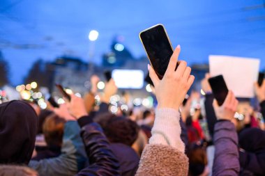 Sırp öğrenci ve vatandaşlar, 22 Aralık 2024 'te Sırbistan' ın başkenti Belgrad 'daki Slavija meydanında meydana gelen Novi Sad tren istasyonu kazası sonrasında hükümet yolsuzluğunu protesto ettiler