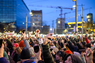 Sırp öğrenci ve vatandaşlar, 22 Aralık 2024 'te Sırbistan' ın başkenti Belgrad 'daki Slavija meydanında meydana gelen Novi Sad tren istasyonu kazası sonrasında hükümet yolsuzluğunu protesto ettiler