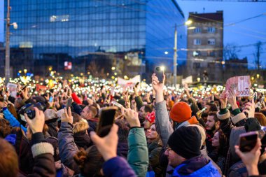 Sırp öğrenci ve vatandaşlar, 22 Aralık 2024 'te Sırbistan' ın başkenti Belgrad 'daki Slavija meydanında meydana gelen Novi Sad tren istasyonu kazası sonrasında hükümet yolsuzluğunu protesto ettiler