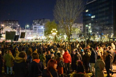 Sırp öğrenci ve vatandaşlar, 22 Aralık 2024 'te Sırbistan' ın başkenti Belgrad 'daki Slavija meydanında meydana gelen Novi Sad tren istasyonu kazası sonrasında hükümet yolsuzluğunu protesto ettiler