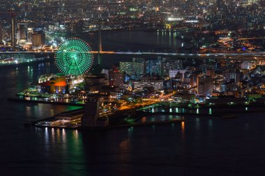 Osaka limanı ve Osaka şehri manzarası, Japonya 'nın Kansai bölgesindeki Osaka' daki Cosmo Kulesi manzarası.