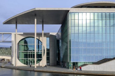 Spree River ve Marie Elisabeth Luders Evi, 1 Ocak 2025 tarihinde Almanya 'nın başkenti Berlin' deki hükümet binasının yeni meclis kompleksinde.