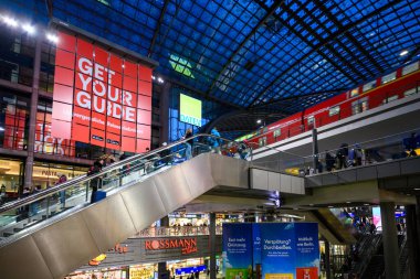 Berlin 'deki Berlin Hauptbahnhof merkez tren istasyonu, Almanya' nın başkenti 5 Ocak 2025