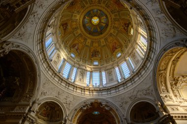 Berlin Katedrali 'nin iç detayları. Berliner Dom 2 Ocak 2025' te Almanya 'nın Berlin kentinde bulunan Mitte tarihi mahallesindeki Museum Island' da yer almaktadır.