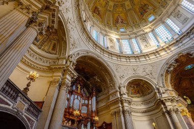 Berlin Katedrali 'nin iç detayları. Berliner Dom 2 Ocak 2025' te Almanya 'nın Berlin kentinde bulunan Mitte tarihi mahallesindeki Museum Island' da yer almaktadır.