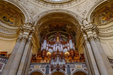Berlin Katedrali 'nin iç detayları. Berliner Dom 2 Ocak 2025' te Almanya 'nın Berlin kentinde bulunan Mitte tarihi mahallesindeki Museum Island' da yer almaktadır.